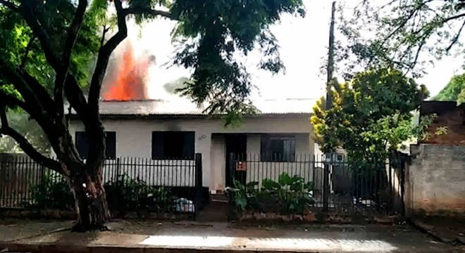 Grávida pula dois andares para se salvar de incêndio em casa