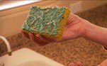 Outro exemplo é a esponja de lavar a louça, que ela usa até se desfazer completamente
