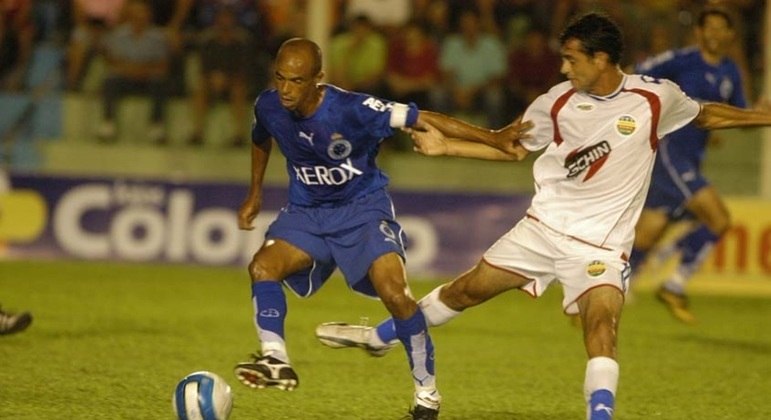 Ricardinho - volante - 45 anos - Ídolo no Cruzeiro, fez apenas oito jogos pelo Timão em 2007 e logo em seguida encerrou a carreira.