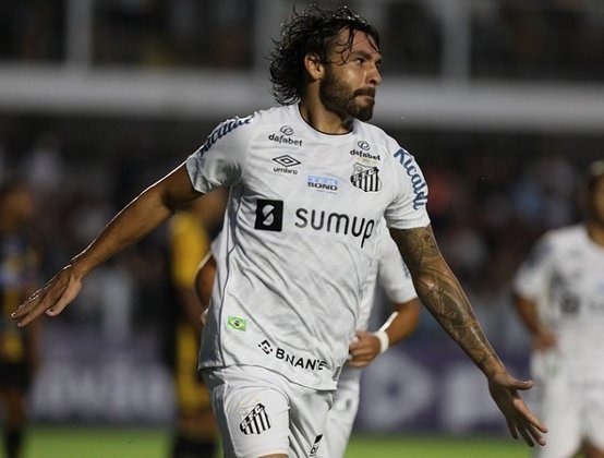 Ricardo Goulart não deixou a desejar somente no Palmeiras. Ele foi contratado pelo Santos a peso de ouro em 2022, mas ficou apenas seis meses e saiu sem deixar saudades.
