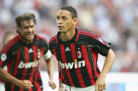 Oliveira e Maldini celebram gol do brasileiro pelo Milan
