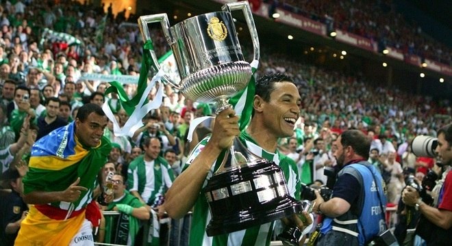 Oliveira comemora Copa do Rei após marcar na final. Denílson celebra logo atrás