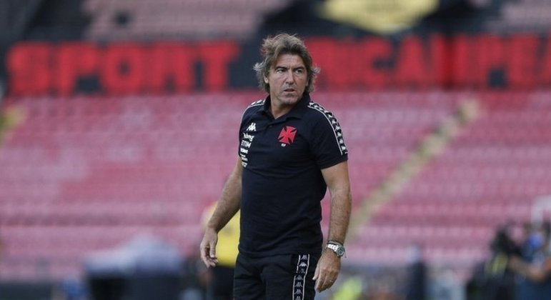 Ricardo Sá Pinto (Portugal) - 48 anos - Último clube: Gaziantep (Turquia) - Desempregado desde maio de 2021 - Fez bom trabalho no Sporting no início da carreira, em 2012, e em clubes como Standard de Liège e Legia Varsóvia. Também teve uma campanha de destaque no Braga, em 2019/2020, e depois assumiu o Vasco em outubro de 2020, mas foi demitido dois meses depois