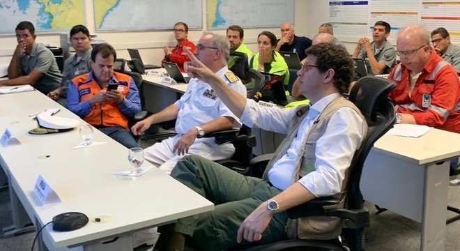 À direita, ministro do Meio Ambinte, Ricardo Salles, em reunião sobre o vazamento de óleo no Nordeste; órgão deveria liderar resposta do governo ao incidente, segundo especialistas ICMBio