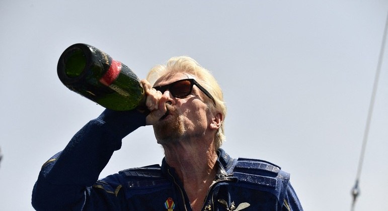  bilionário britânico Richard Branson comemora com champanhe viagem pelo espaço 