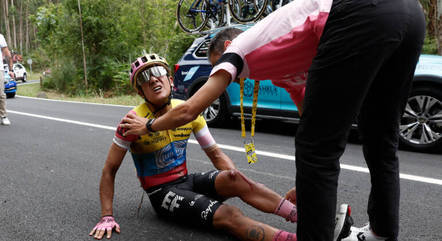 Richard Carapaz cai e se machuca na primeira etapa da Volta da França de ciclismo de 2023