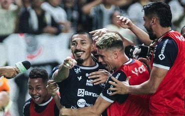 Richard Franco comemora o primeiro gol contra o Corinthians. Time da Série C poderia ter goleado