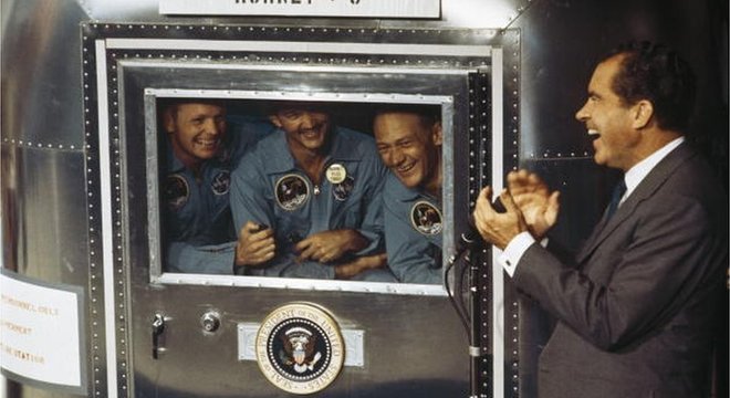 O então presidente dos EUA, Richard Nixon, aplaude a tripulação da missão Apollo 11