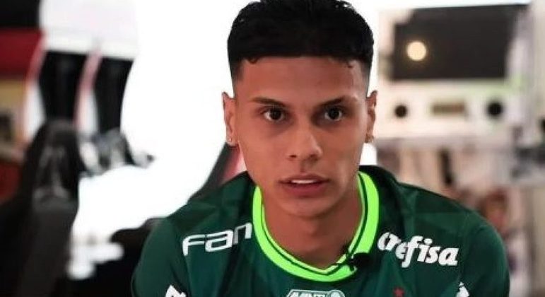 Richard Ríos. Estava sendo negociado com o Internacional. Até o telefone tocar. Era o Palmeiras. Tudo mudou