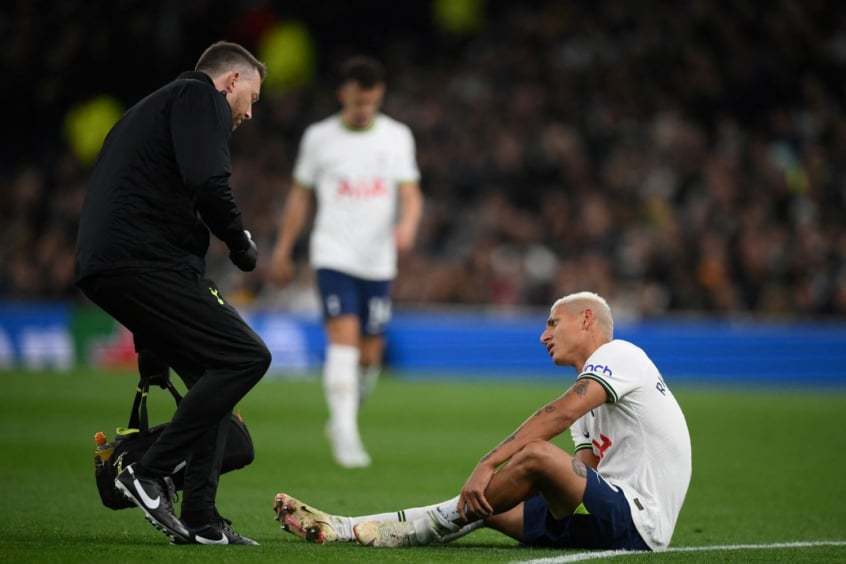 A contusão de Richarlison. Na mesma panturilha esquerda, que o tirou de campo por dois meses