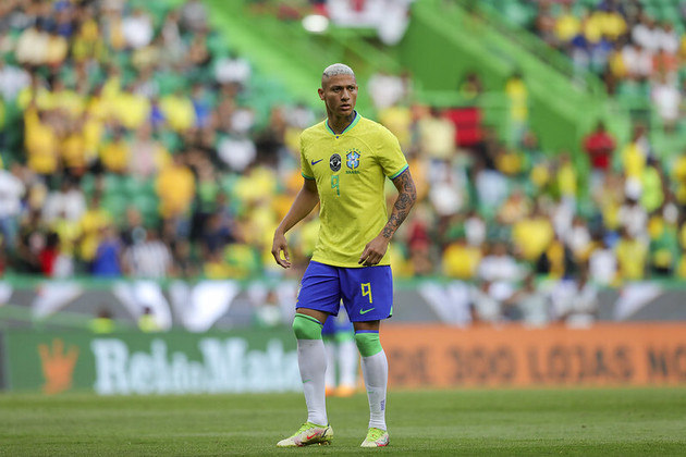 RicharlisonApós fazer uma boa Copa do Mundo, em que marcou três gols, e garantir a vaga de titular absoluto na canarinha, o centroavante teve uma queda de produção absurda no Tottenham. Depois do mundial, o jogador disputou 20 jogos pelo clube inglês, marcando apenas um gol e amargando boa parte do tempo no banco de reservas