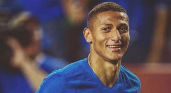 O atacante Richarlison está com caxumba e foi afastado da seleção brasileira