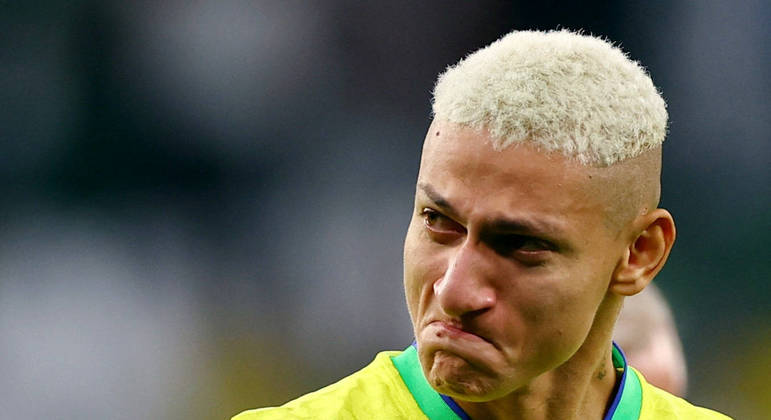 Richarlison chora após a eliminação do Brasil da Copa do Mundo