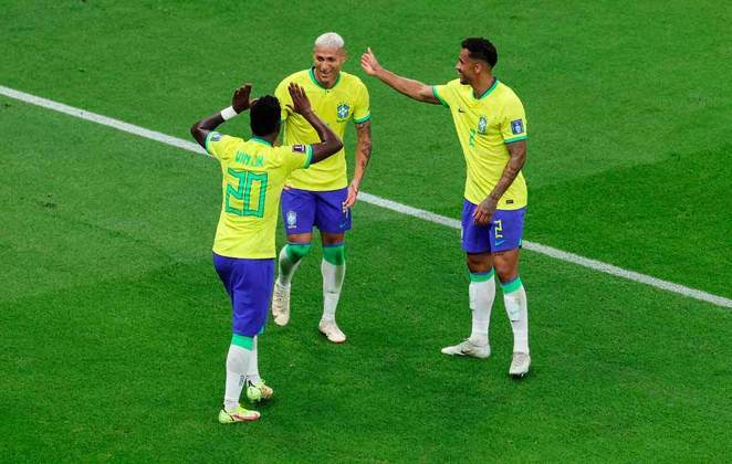 Richarlison, Danilo e Vini Jr comemoram segundo gol da Seleção.