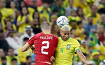 Richarlison disputa bola pelo alto; Brasil está melhor