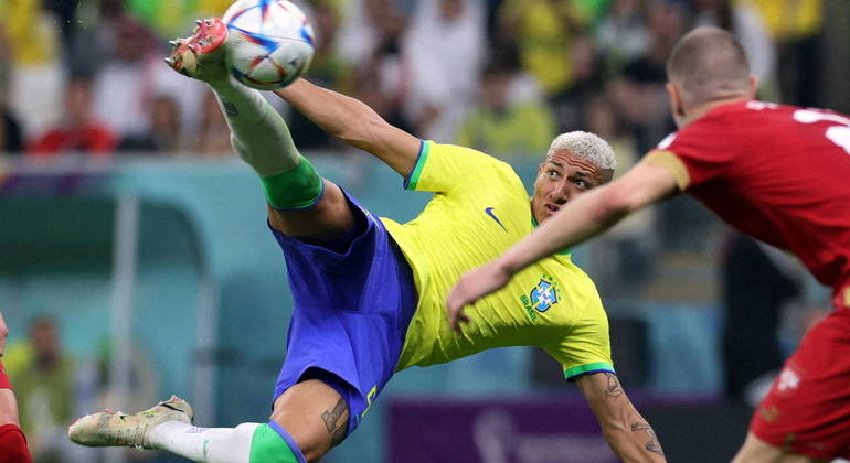 Na partida contra a Sérvia, Richarlison marcou os dois gols da vitória do Brasil
