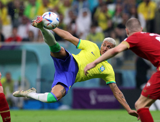 Brasil vence na estreia e goleia Coreia do Sul nas oitavasA seleção brasileira fez os torcedores sorrirem enquanto lutavam pelo hexacampeonato. Na estreia contra a Sérvia, Richarlison marcou um dos gols mais bonitos de toda a competição, que deu a vitória ao Brasil. Nas oitavas de final, contra a Coreia do Sul, os brasileiros conseguiram uma vaga para as quartas de final após uma goleada de 4 a 1