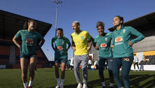 Richarlison visita seleção feminina, ganha camisa e faz 'dança do pombo'; veja o vídeo