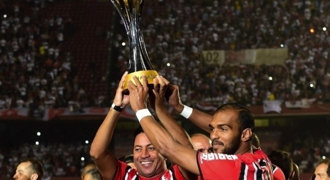 Richarlyson levantando o troféu de campeão do mundo. Pelo São Paulo
