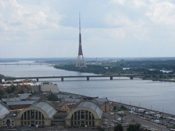 Riga TV Tower - 368 metros - Letônia -  Inaugurada em 1987, se tornou rapidamente o marco icônico da arquitetura de Riga, capital do país. À noite, a torre oferece um espetáculo de cores que se destaca na paisagem da cidade.