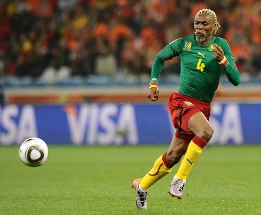 Rigobert Song (Camarões): 4 Copas do Mundo (1994, 1998, 2002 e 2010).