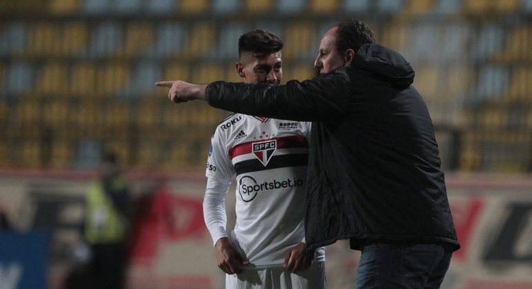 Rigoni recebe orientação de Rogério Ceni em partida contra o Everton