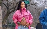 O primeiro look com que Rihanna foi fotografada em público com a barriga à mostra foi o da foto acima: calça jeans rasgada de cintura baixa e jaqueta longa rosa. O look foi complementado por colares longos com pedrarias
