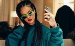 Rihanna já deu muito trabalho à equipe do Instagram por publicar fotos relacionadas a nudez, seja total ou parcial. A estrela teve a conta banida após ter compartilhado imagens de um ensaio feito para a revista Lui, em que aparecia de topless em diversas posições