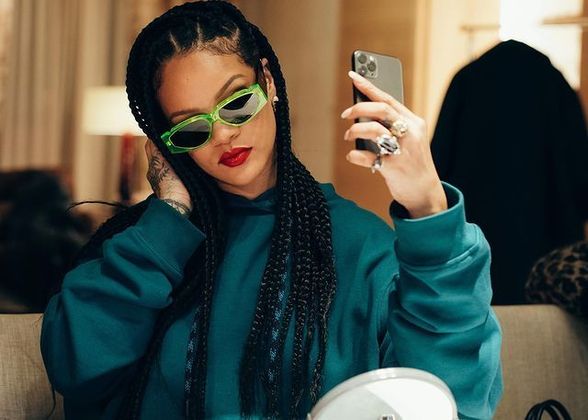 Rihanna Cantora que fez sucesso com canções como Umbrella e Work, está na 16ª posição da lista como bilionária. O último álbum divulgado por Rihanna foi em 2016 (Anti). Um ano depois, ela lançou a Fenty Beauty, empresa de cosméticos cujos produtos são vendidos exclusivamente nas lojas Sephora, cuja avaliação é uma das principais responsáveis pela fortuna da estrela