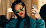 Música novaSe não formos presenteados com um álbum inteiro de músicas inéditas, será que Rihanna ao menos daria ao público uma única canção nova durante seu show? Alguns fãs acreditam que a cantora pode fazer alguma pequena provocação e dar apenas o gostinho de algo nunca ouvido antes. No ano passado, ela jogou um balde de água fria nos fãs ao rebater uma afirmação da Associated Press. O entrevistador da agência disse que Rihanna 'obviamente' teria músicas novas para apresentar: 'Isso não é verdade. Super Bowl é uma coisa, música é outra'