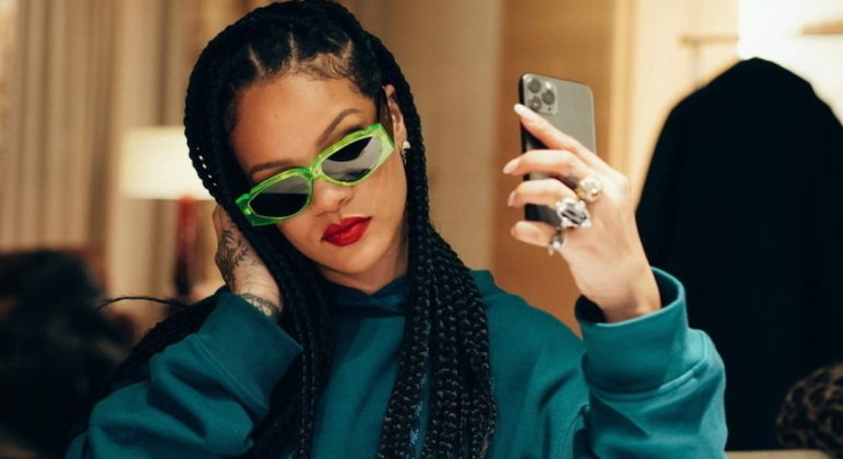 Música novaSe não formos presenteados com um álbum inteiro de músicas inéditas, será que Rihanna ao menos daria ao público uma única canção nova durante seu show? Alguns fãs acreditam que a cantora pode fazer alguma pequena provocação e dar apenas o gostinho de algo nunca ouvido antes. No ano passado, ela jogou um balde de água fria nos fãs ao rebater uma afirmação da Associated Press. O entrevistador da agência disse que Rihanna 'obviamente' teria músicas novas para apresentar: 