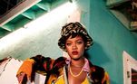 Para o ensaio acima, Rihanna usou um bucket hat com tecido bem felpudo e estampa animal print. A opção também pode ser legal para dias mais frios