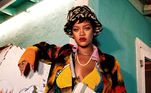 No ano passado, a revista Forbes avaliou a fortuna de Rihanna em cerca de R$ 9 bilhões de reais, o que a tornou na época a mulher mais rica do meio musical. Mas a fortuna da Riri não vem só da música. Boa parte desse patrimônio monumental decorre da participação da cantora como acionista de uma marca famosa de maquiagem e de uma empresa de lingerie