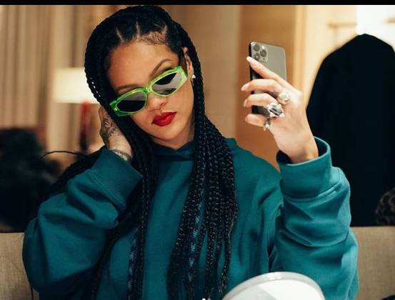 Rihanna afirma que suas maiores influências foram Madonna e Bob Marley. Mas ela também se inspira em Mariah Carey, Whitney Houston e Aaliyah.