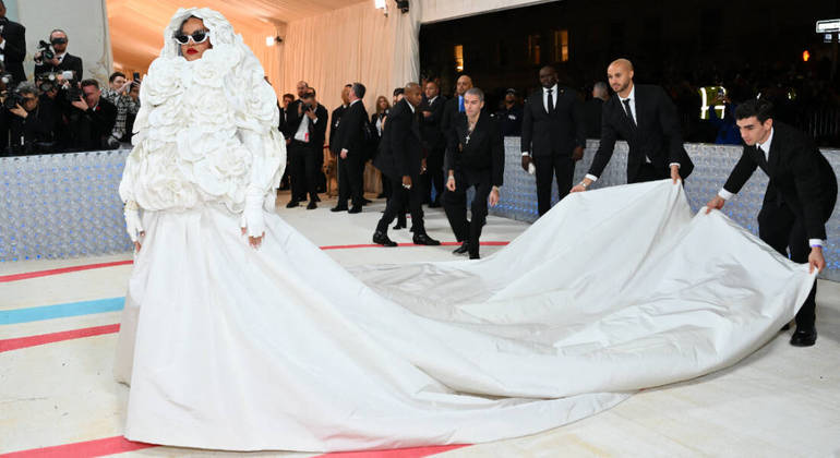 RihannaRihanna é uma diva absoluta, mas isso não a impede de cometer certas bizarrices. O look da festa: um longo vestido branco da Valentino, com cauda de 5 metros de comprimento, e um casaco de 30 camélias feitas de 500 pétalas, deixaram a cantora parecida com um bolo de casamento, na visão de alguns internautas mais engraçadinhos