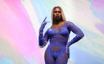 A drag queen Shea Couleé, participante do reality RuPaul's Drag Race, aparece cheia de atitude em um macacão lilás