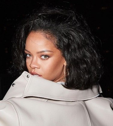 Rihanna sempre deixa claro que se sente muito bem quando está no Brasil, seja apresentando suas músicas no palco daqui ou em grandes eventos como a Copa do Mundo, que aconteceu em 2014.