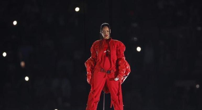 Rihanna apareceu grávida em show no intervalo do Super Bowl, neste domingo (12)