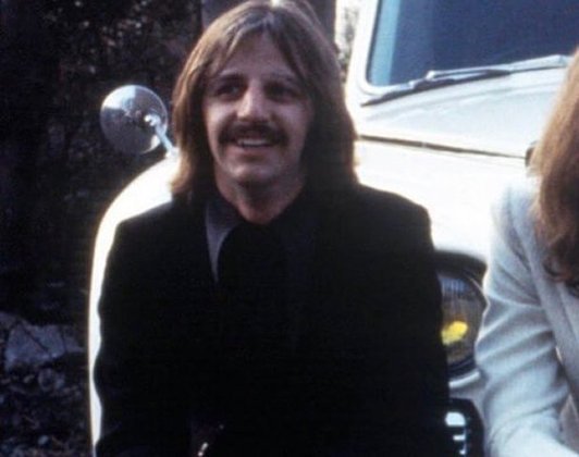 Ringo foi o último integrante a ingressar em uma das maiores bandas da história. Isso aconteceu no ano de 1962, quando o então baterista Pete Best foi dispensado pois entenderam que ele não estava conseguindo acompanhar a qualidade do grupo.