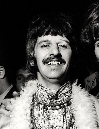 Ringo Star ganhou fama com The Beatles nos anos 60 e influenciou muitos bateristas a reconsiderar sua forma de tocar, além de adotar e propagar várias técnicas modernas. Ringo Starr está no Hall da Fama do Rock and Roll desde os anos 80 e é o baterista mais rico do mundo. 