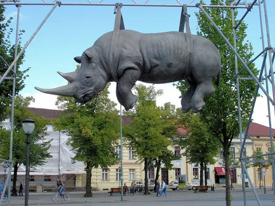 Rinoceronte Suspenso - Alemanha - A escultura fica na Luisenplatz, uma praça em Potsdam. Passou a ser cartão postal da cidade. Tem gente que não passa embaixo de jeito nenhum. 