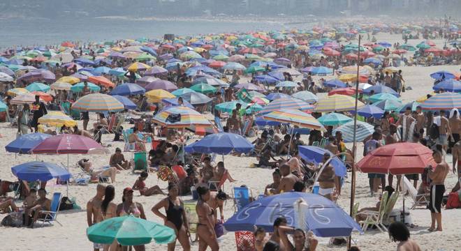 Praia de Ipanema ficou cheia nesta sexta-feira