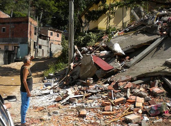  RIO DE JANEIRO - 2010 - Em abril de 2010, inundações e deslizamentos de terra ocorreram em várias partes da região metropolitana do Rio de Janeiro. 48 pessoas morreram na cidade do Rio e 105 em municípios próximos, como Niterói e São Gonçalo.