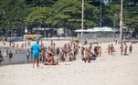 O estado do Rio de Janeiro entrou na última sexta-feira (26) em um feriado prolongado de dez dias adotado como forma reduzir a circulação de pessoas para combater o agravamento da pandemia. A medida se estende até o dia 4 de abril. No entanto, apesar as restrições e tentativas de contenção da covid-19, os banhistas marcaram presença nas praias cariocas