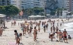 Houve movimentação de banhistas nas areias de Copacabana. Somente neste sábado (27), o Estado do Rio registrou 2.769 casos confirmados de covid-19 e 268 mortes