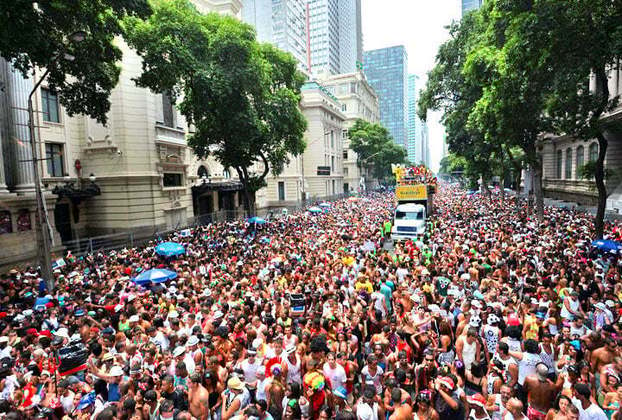 RIO DE JANEIRO - Dezenas de blocos desfilam pelas ruas do Rio. O Cordão da Bola Preta é um dos mais tradicionais e lota o Centro da cidade. 