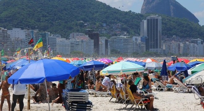 Praias do Rio de Janeiro registraram movimento intenso neste domingo (15) 