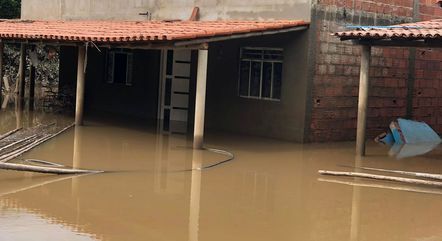 Cidades de MG ficaram tomadas pela água