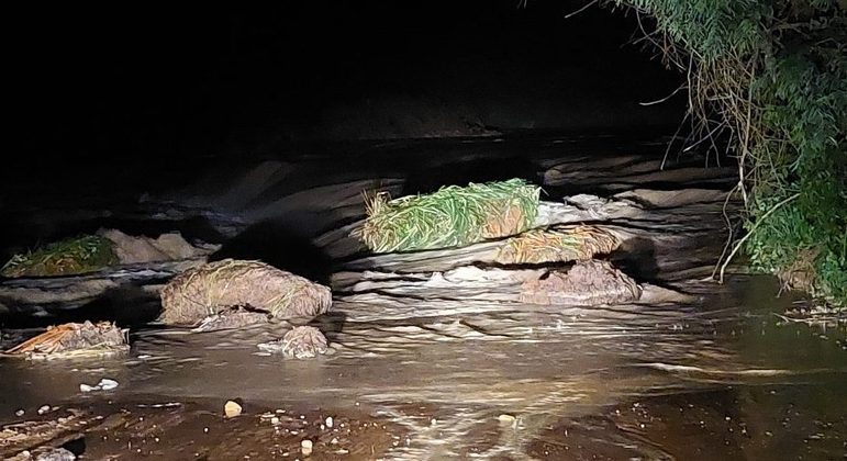 Rio Periquito com nível de água elevado após o rompimento da barragem