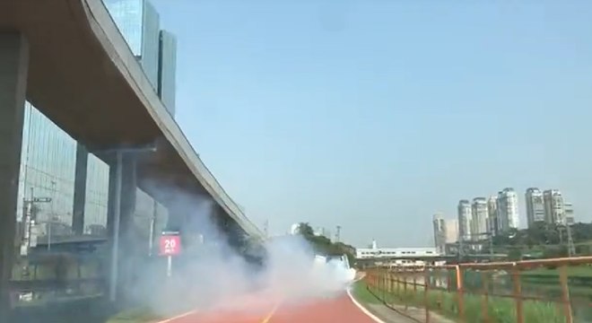Caminhões fazem o "fumacê" contra os mosquitos ao longo do rio Pinheiros